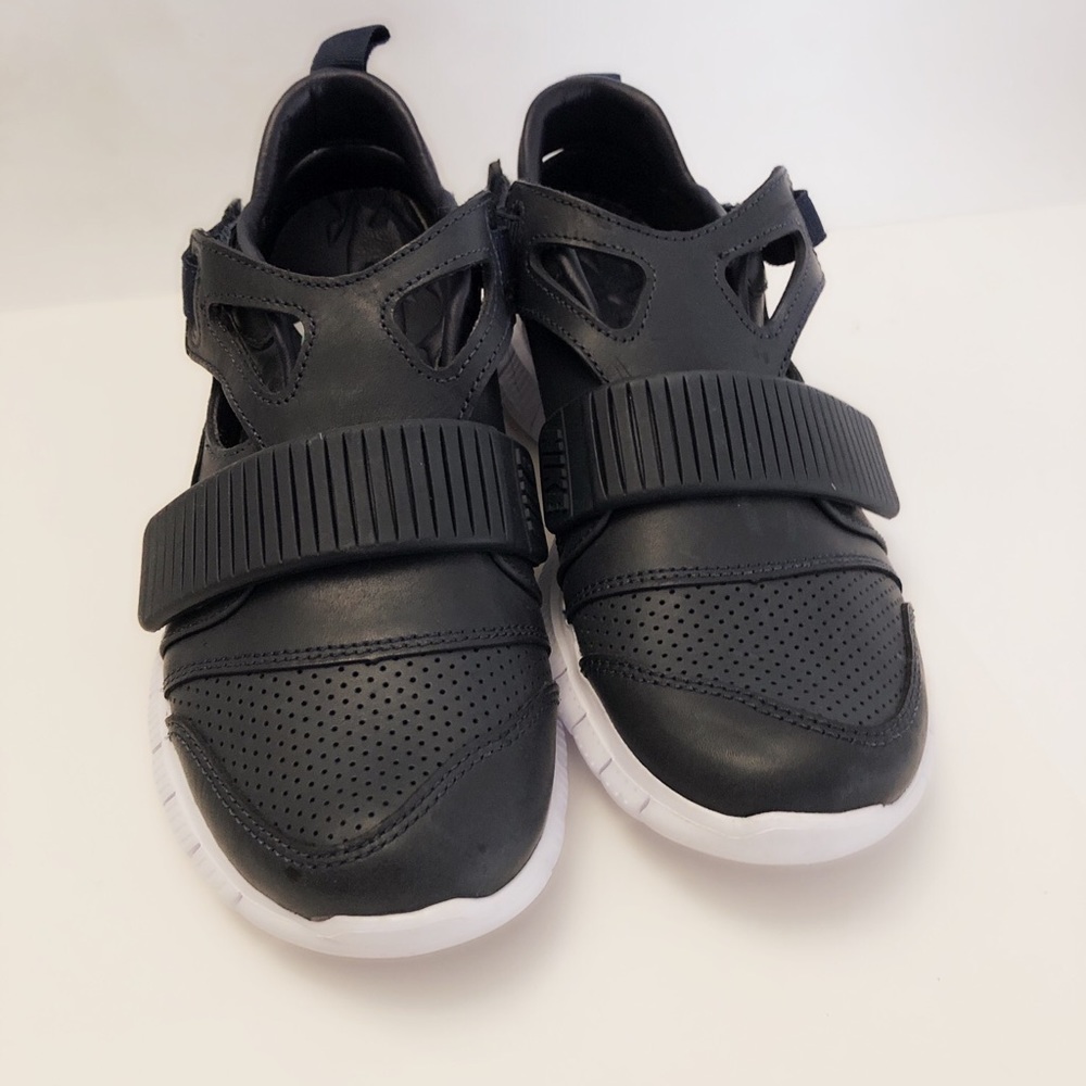 Kids Nike size 5 1/2 huarache lab free navy blue